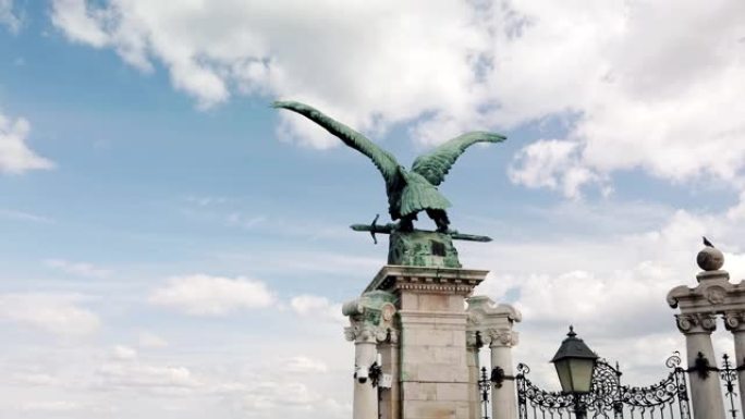 布达佩斯宫门铜鸟图鲁尔