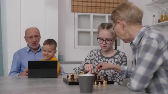 奶奶在家和孙女下棋