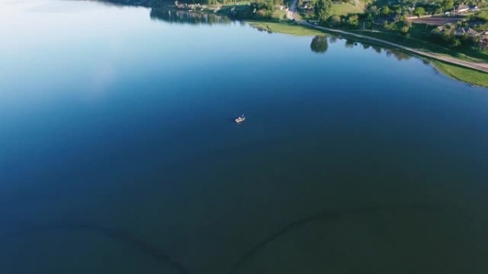在夏日，无人机可以看到一条大河。