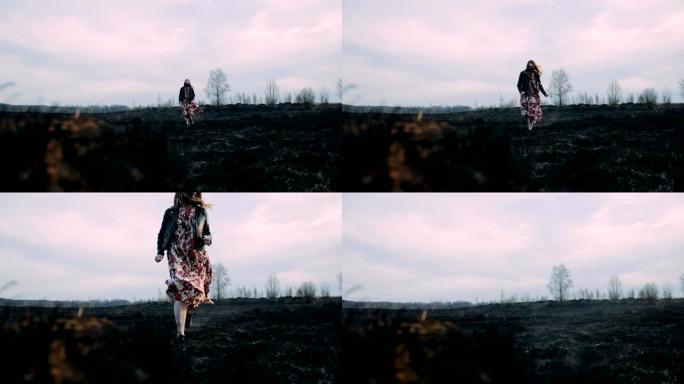 这个年轻女孩正在焦灼的田野上奔向摄像机
