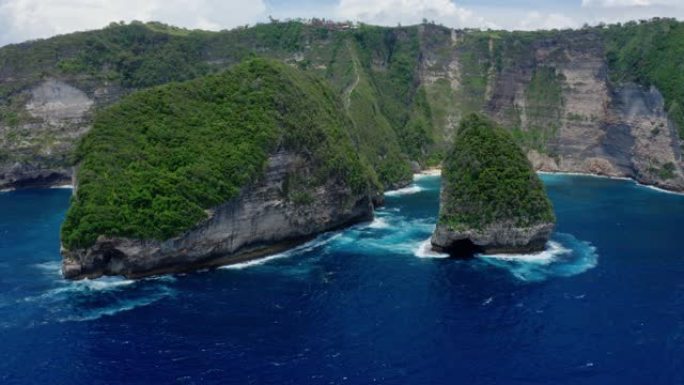 努沙佩尼达岛的Kelingking海滩鸟瞰图，美丽的海洋，山脉