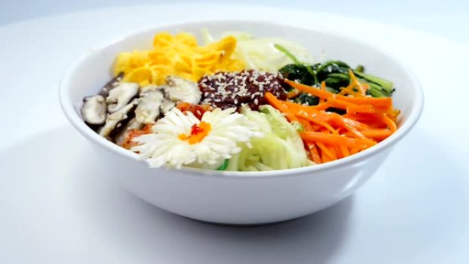 韩国拌饭 (拌饭) 配蔬菜、黄瓜、洋葱、胡萝卜、鸡蛋、蘑菇、泡菜和辣椒酱