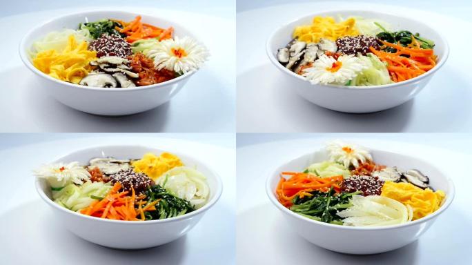 韩国拌饭 (拌饭) 配蔬菜、黄瓜、洋葱、胡萝卜、鸡蛋、蘑菇、泡菜和辣椒酱