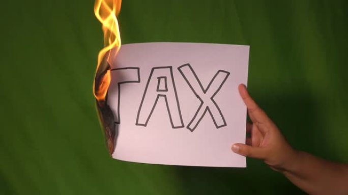一只手握着烧纸，上面写着税分文字。