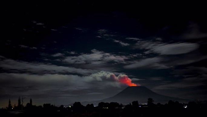 尼拉贡戈火山在夜间喷发