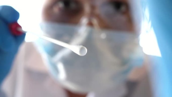 医生开拭子采集鼻咽拭子，病人透视