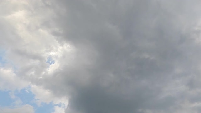 在超过风暴之前，天空上方会形成乌云。自然天空背景。