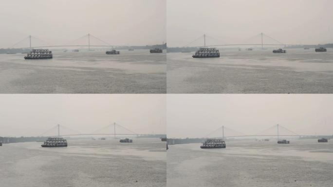 发射船或摩托艇运载乘客越过霍格利河的机动车辆。加尔各答豪拉渡轮服务运输码头区。背景中的第二条胡格利河