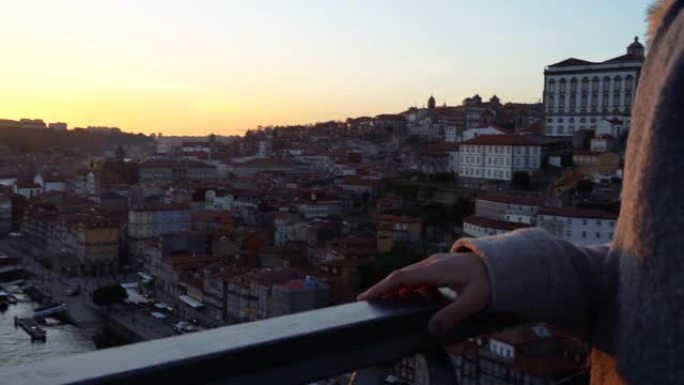 一名妇女走下高桥，欣赏欧洲葡萄牙城市的全景