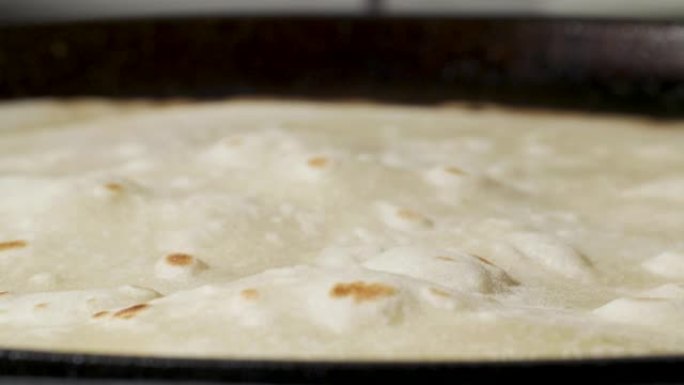 传统的皮塔饼面包随着锅上的气泡膨胀