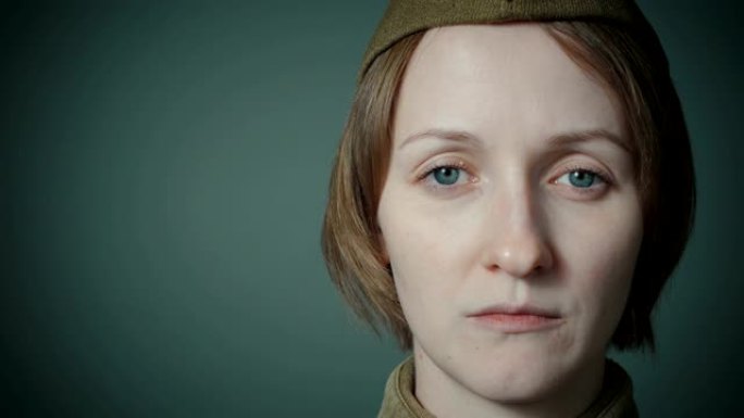 年轻女子穿着苏联制服的视频