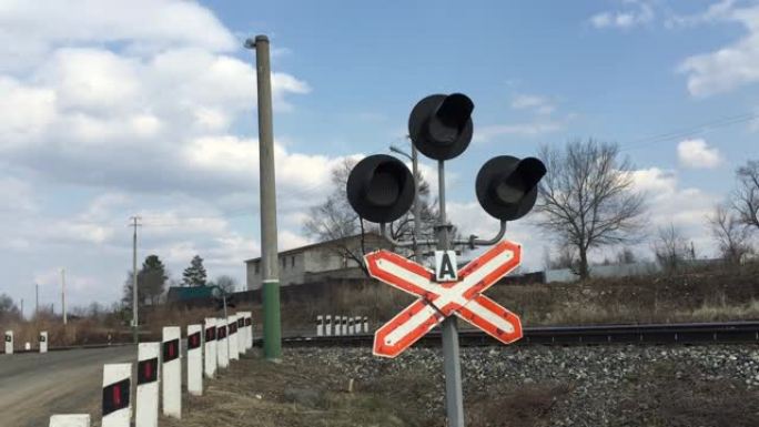 铁路道口的交通信号灯。