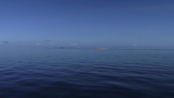 斐济海岸线附近的海