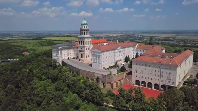 匈牙利杰尔附近本尼迪克特·潘农哈玛阿奇修道院的空中全景