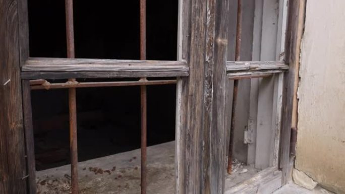 废弃的老房子石墙，破碎的玻璃窗有生锈的酒吧。