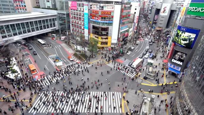 在日本东京世界上最常用的行人争夺战之一的涩谷十字路口过马路的人群