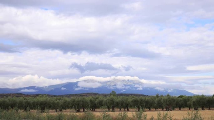 4k延时云在蒙卡约的西班牙山上掠过