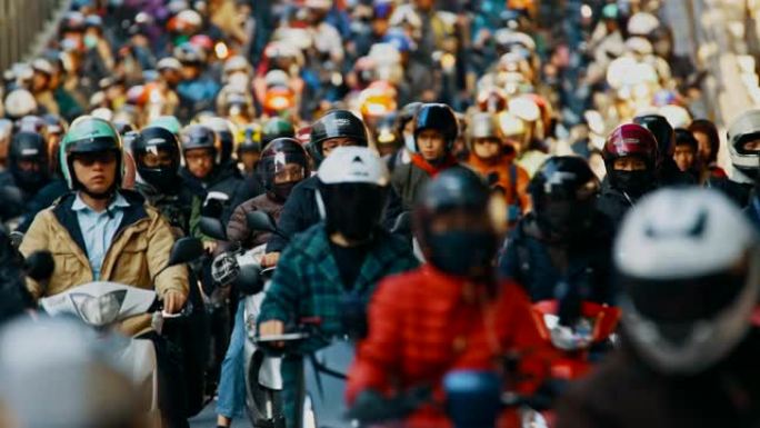 摩托车瀑布，拥挤的人在台北骑踏板车