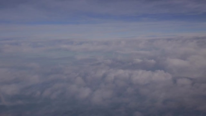 空中漂流在天空中以柔和的蓝色背景穿越云层