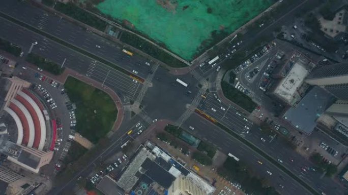 白天烟雾青岛市市区交通街空中俯拍全景4k中国
