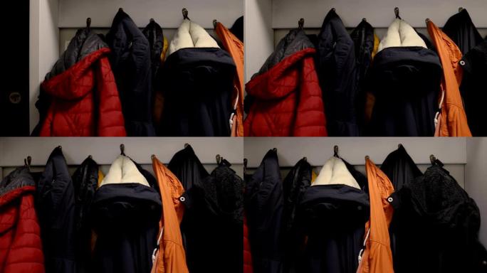 衣帽架上的彩色夹克