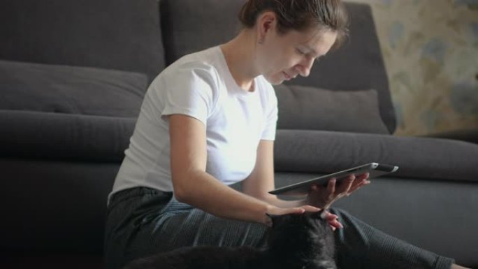 女人用平板电脑戏弄她的宠物