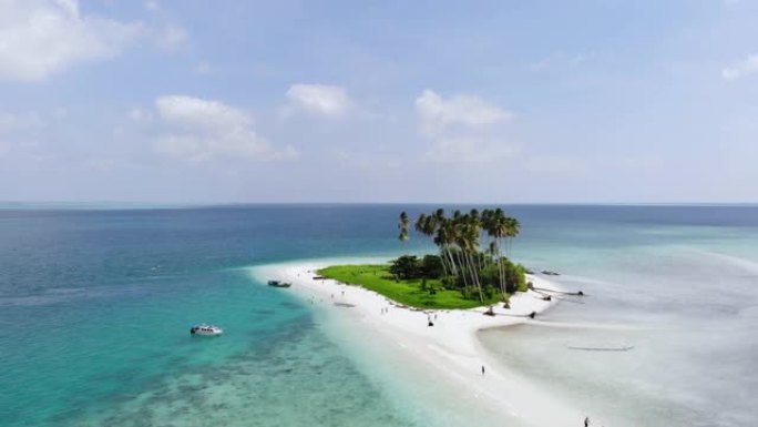 鸟瞰图美丽的小岛海滩天堂在海洋中，白色沙滩和原始的蓝色绿松石海水