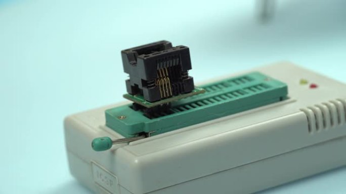 向导通过适配器soic8将芯片插入编程器，以对芯片进行编程。技术。