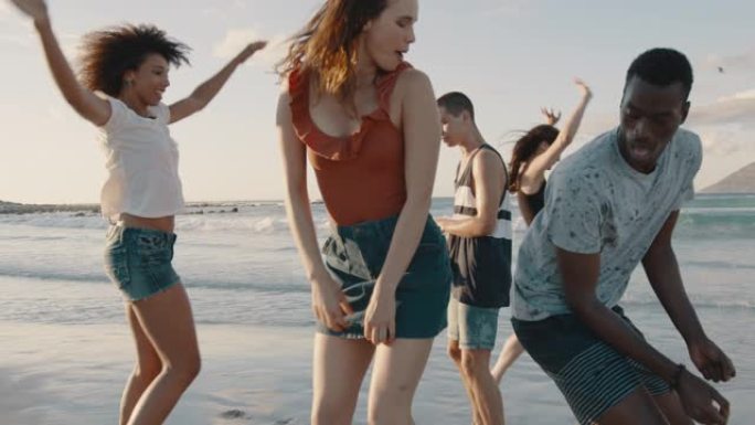 群友在沙滩上跳舞海浪拍岸海风轻拂海天一色