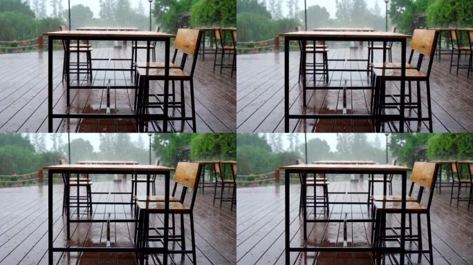 大雨在后院和潮湿的木桌上猛烈袭击