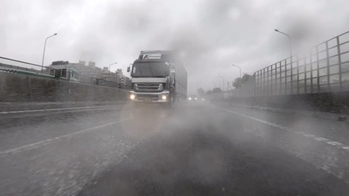 驾车穿越暴风雨的高速公路/后视图