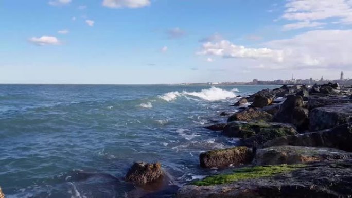 海浪在意大利海岸破碎成大理石巨石