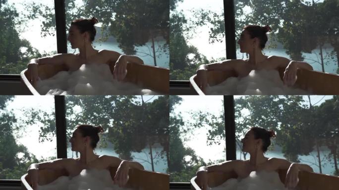 女人洗热水澡，欣赏风景