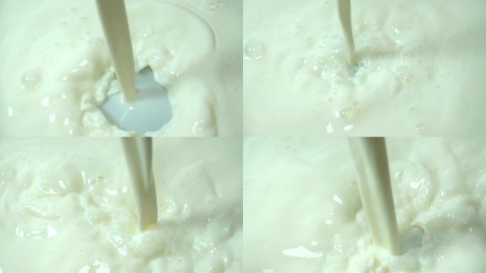 牛奶以慢动作倒出。