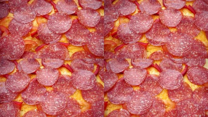 生料用香肠意大利辣香肠番茄、奶酪、意大利香肠烹饪自制比萨饼特写选择性聚焦