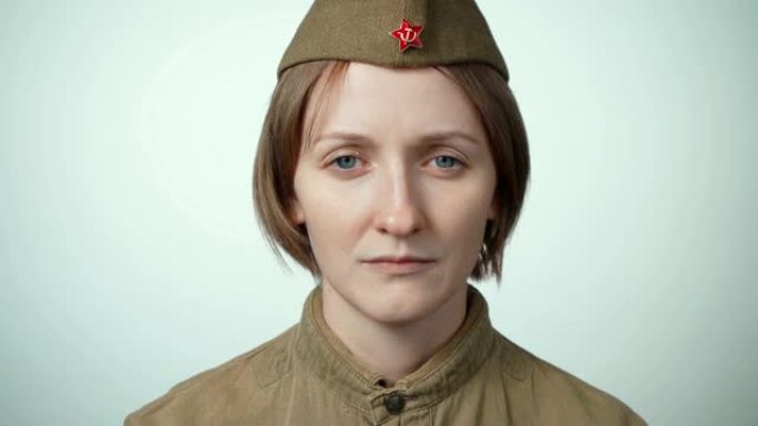 一名年轻女子身穿苏联红军白色制服的视频