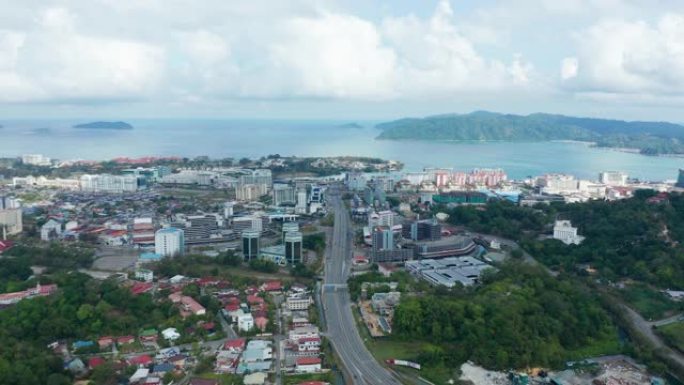 由于冠状病毒大流行，马来西亚沙巴州亚庇沉默市的航拍画面。空荡荡的道路，没有交通。4k