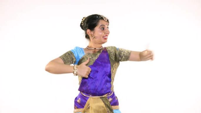 表演Bharatanatyam的印度妇女