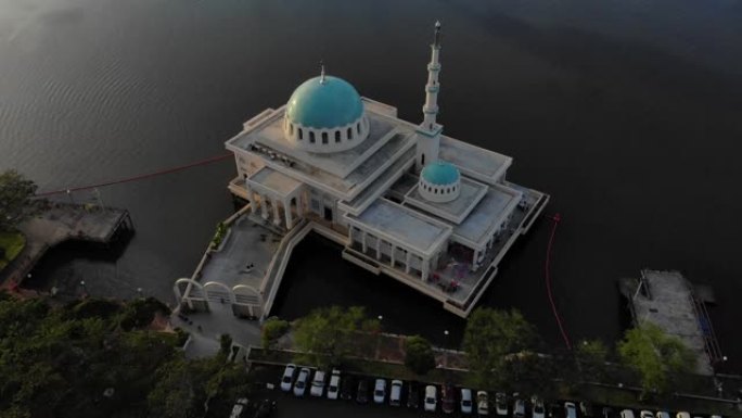 古晋美丽的浮动清真寺鸟瞰图