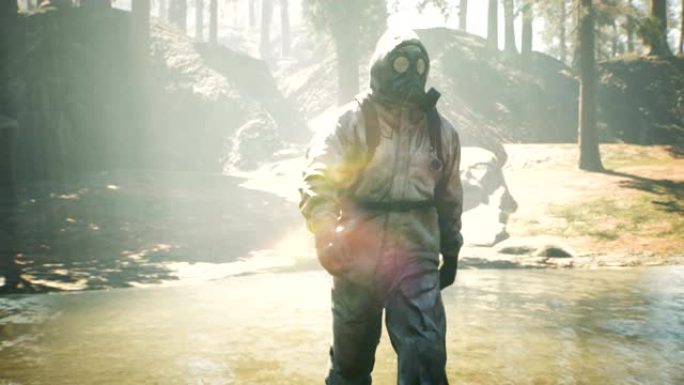 穿着军用防护服和防毒面具的跟踪者走过夏日阳光明媚的森林。核战争后世界末日世界的概念。