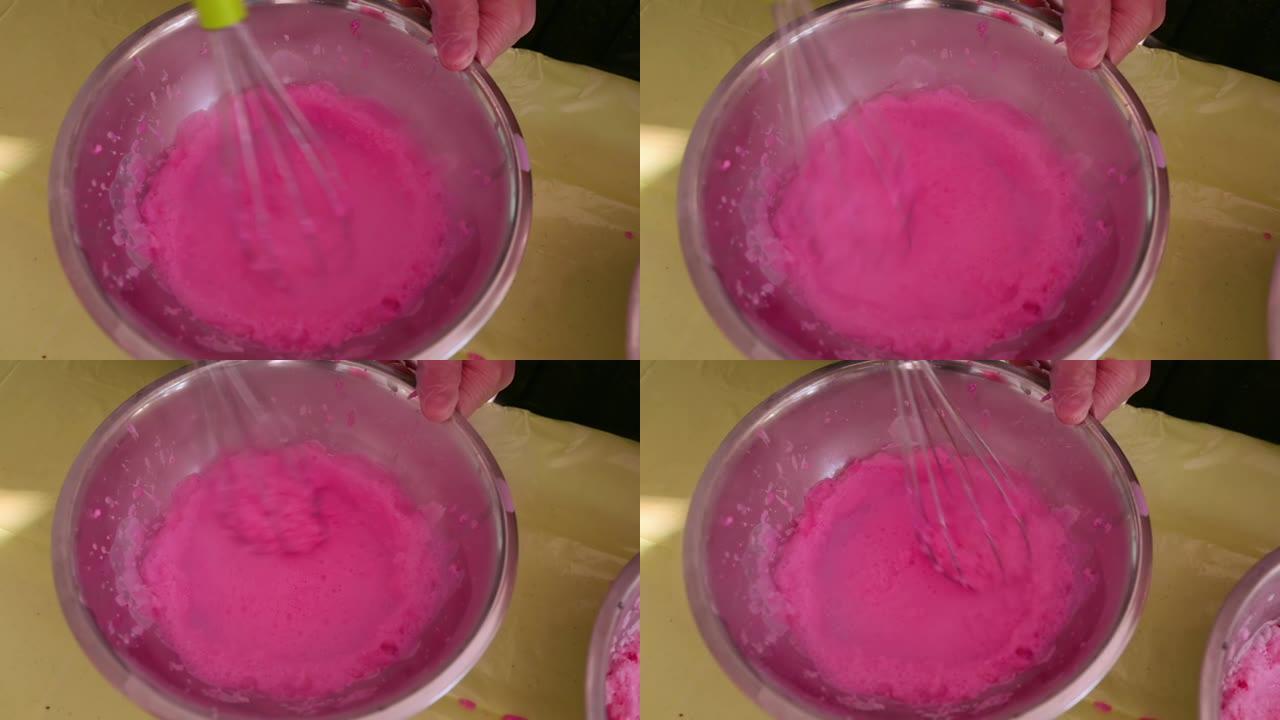 在大银盘中搅拌粉红色冰淇淋