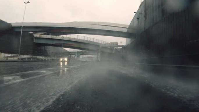 驾车穿越暴风雨的高速公路/后视图