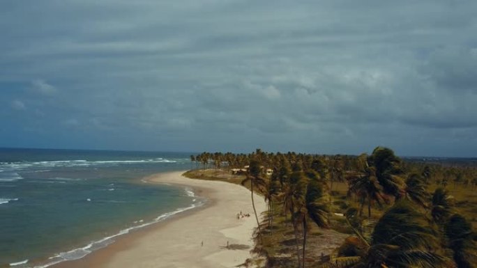 巴伊亚州巴西暴风雨海岸线的鸟瞰图