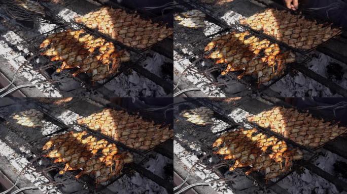 烹饪海鲜的特写镜头。在烧烤架上烤腌虾。巴厘岛4K金巴兰食品市场出售的巨型淡水虾木炭烧烤