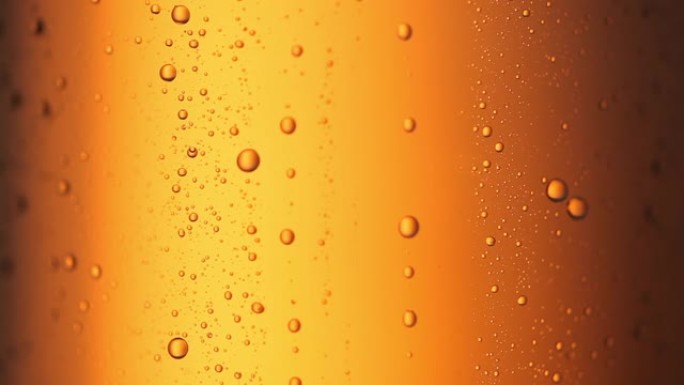 啤酒瓶玻璃上的冷凝水滴落全高清特写视频。水滴在黄色背景上滑落下来。