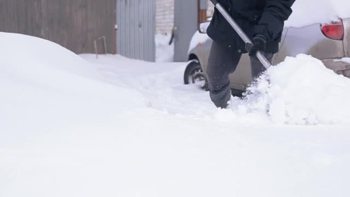 异常降雪气候变化一男子从雪中挖车