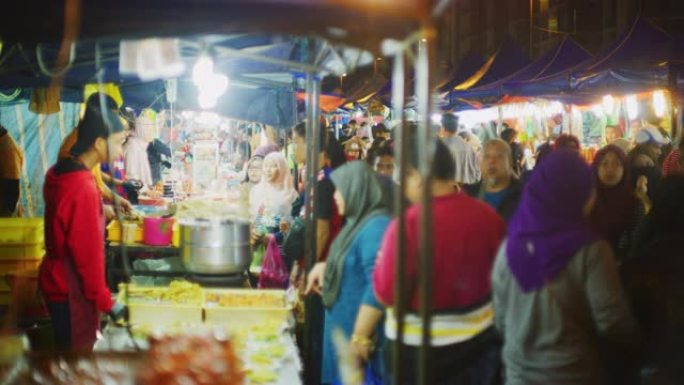 在马来西亚金马仑高原的Golden Hills夜市拍摄的马来西亚街头食品摊贩的慢镜头