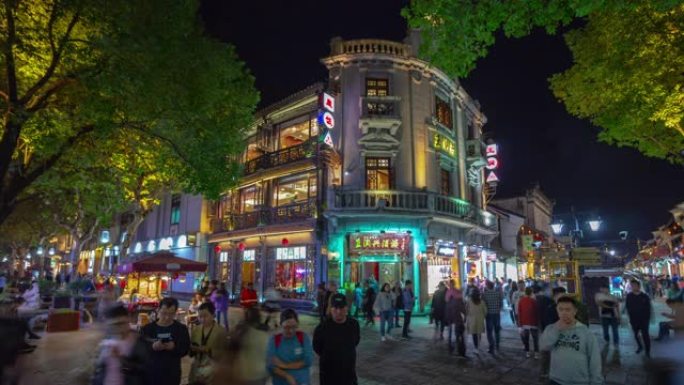 杭州市夜间照明著名步行街十字路口全景延时4k中国
