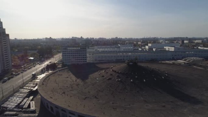航拍镜头。旧圆形建筑。苏联现代主义建筑风格。废弃的汽车站。