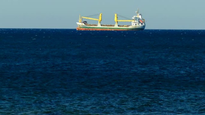 海上货船海上货轮海面轮船跟拍